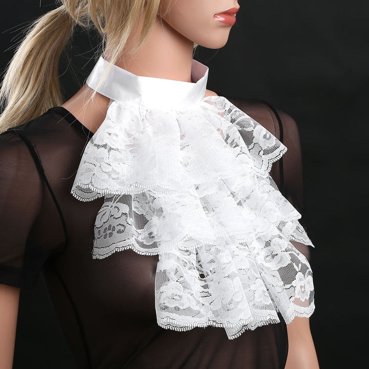 Jabot en dentelle coloris blanc ou noir