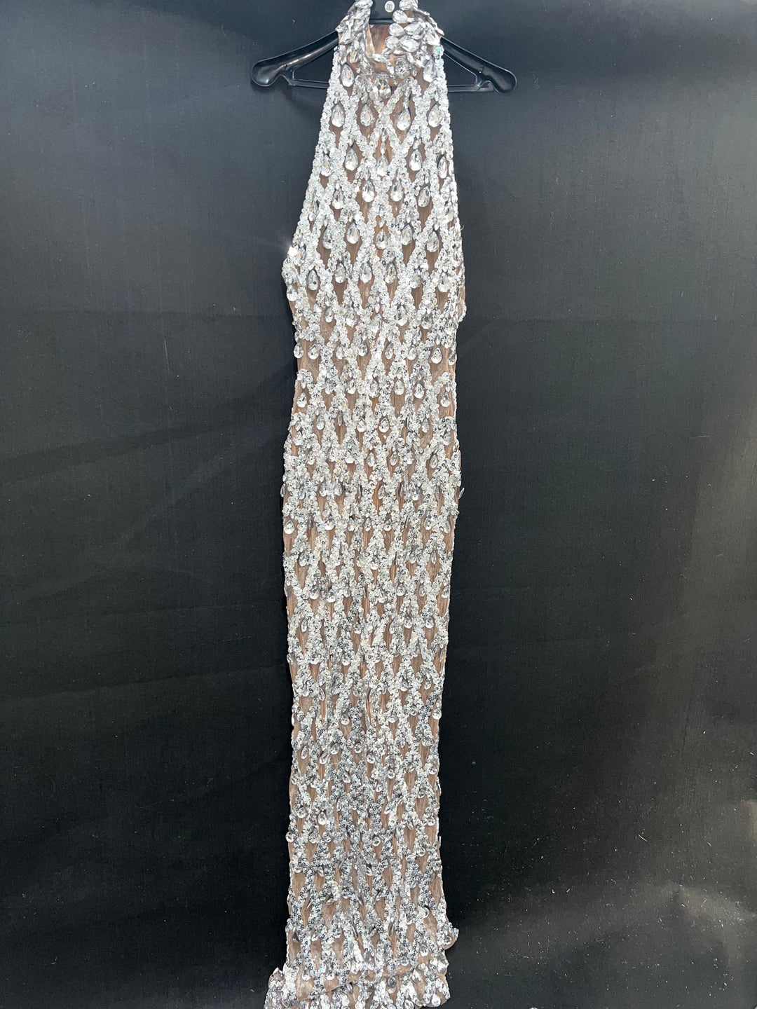 Robe longue sans manches col haut avec paillettes et strass