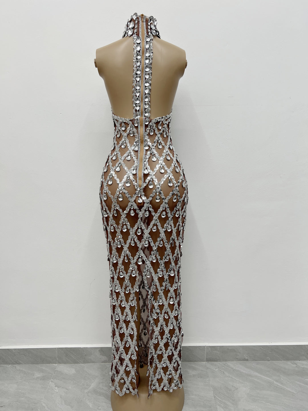 Robe longue sans manches col haut avec paillettes et strass