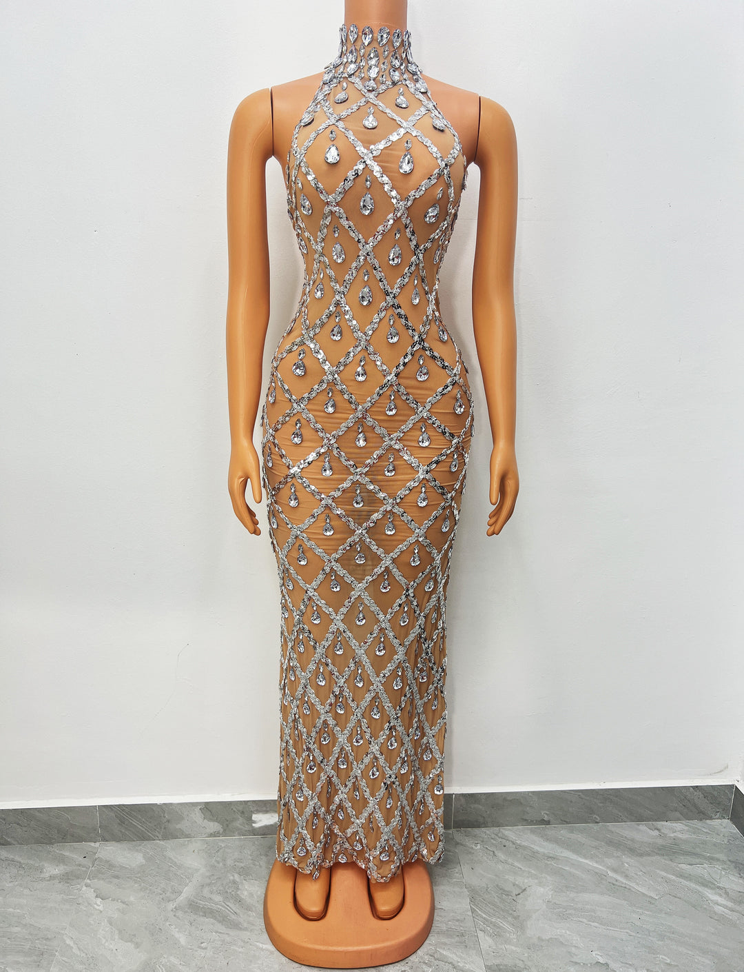 Robe longue sans manches col haut avec paillettes et strass