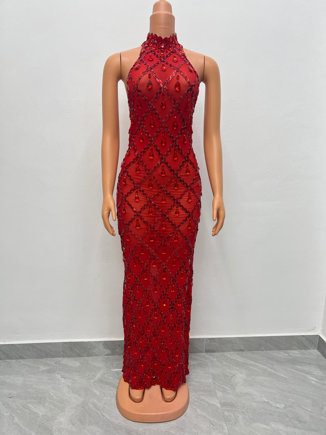 Robe longue sans manches col haut avec paillettes et strass